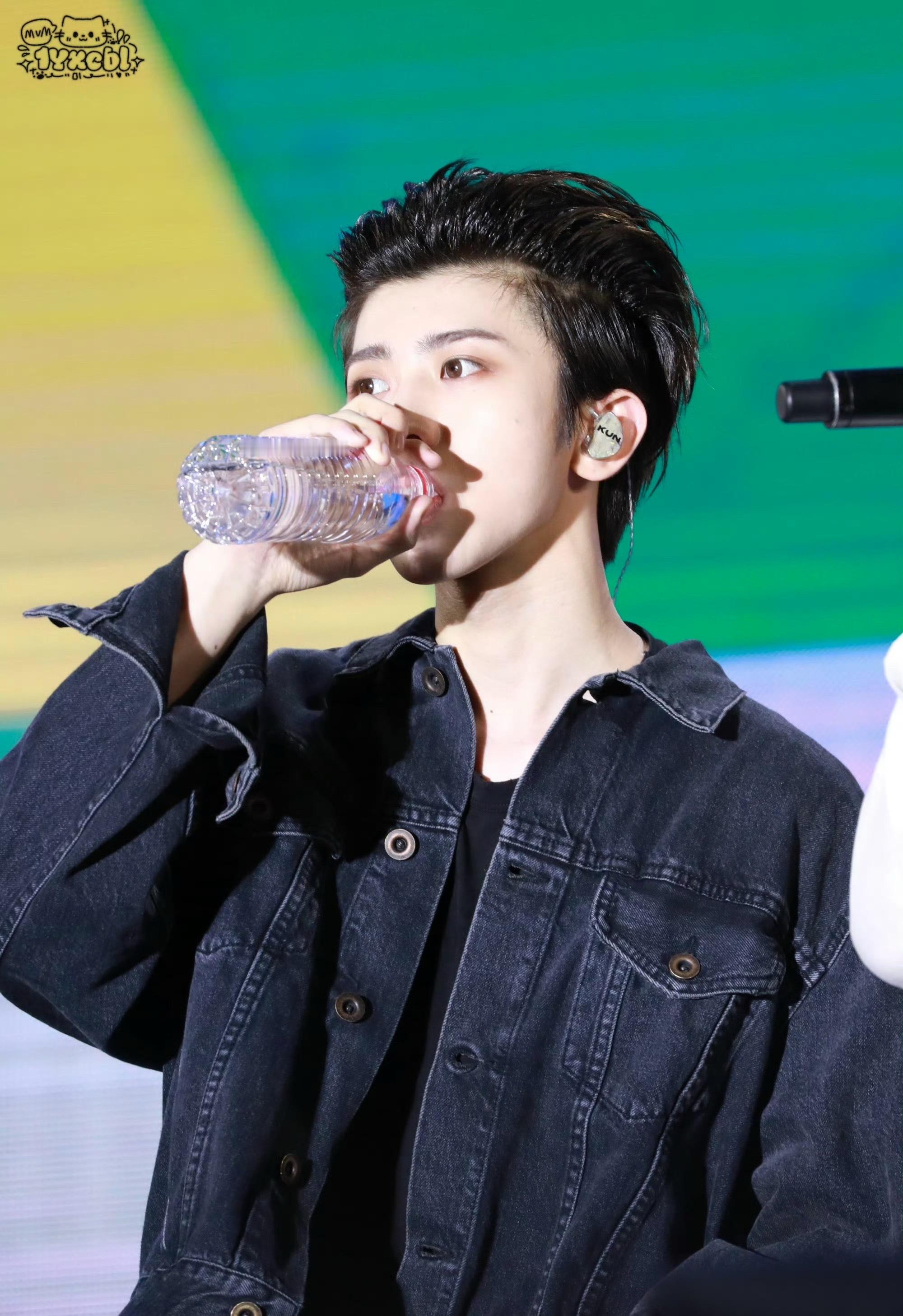 蔡徐坤  cxk蔡徐坤buv全球品牌代言人 cxk蔡徐坤柳丝木品牌全球代言人 “