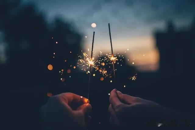 烟火漫天迎风舞，
恰逢花开盛世中。
天际绚丽传千古，
……尾句……？
[烟花][