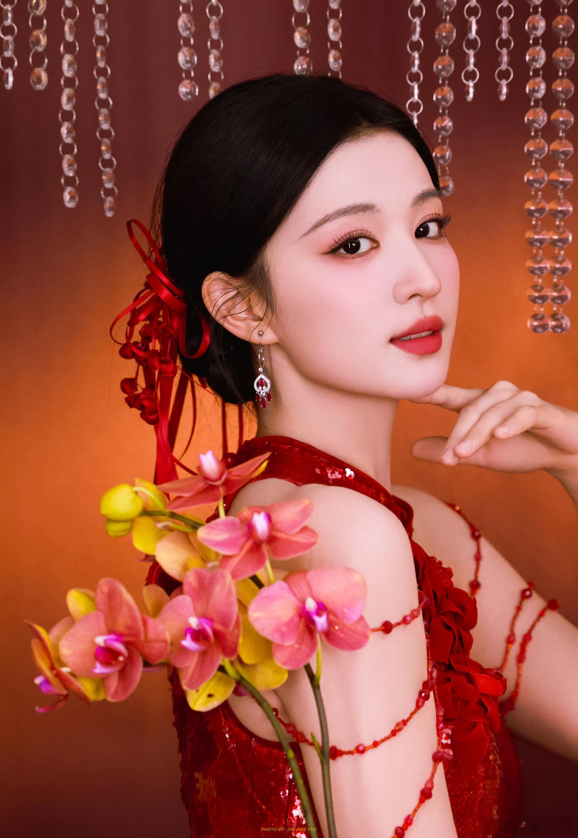 王楚然全世界第一适配正红色 漫天纸钱配一身红衣，这个画面美学直接封神！王楚然的颜