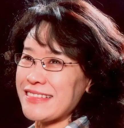 张海迪1955年出生，虽然患有多种疾病，但如今不仅面色红润，还活得十分健康，甚至