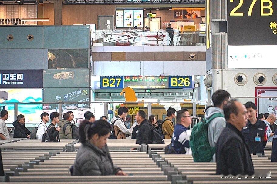 天南地北大拜年广东地区到达客流增长明显，今日预计到达旅客148.7万人次，同比增