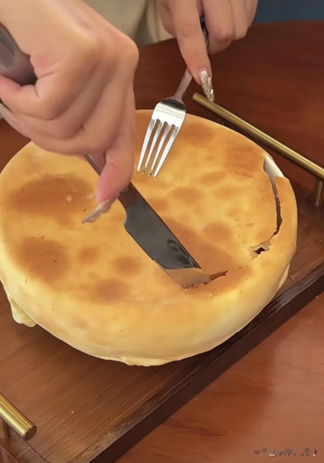 怪不得网上最近流行晒这种外国美食！！你发现它的特点了吗？非常像前一段时间我国流行