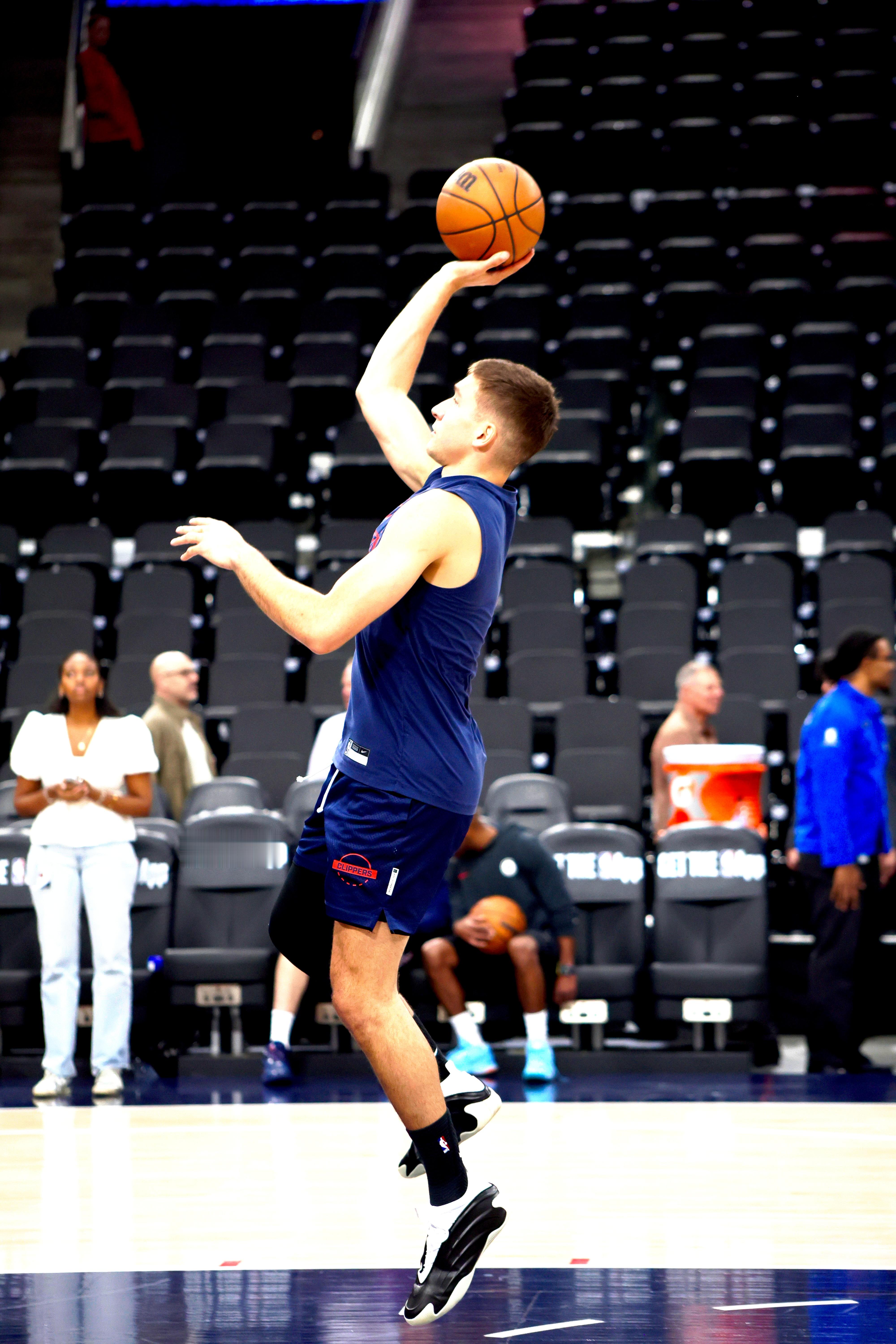 前方报道一年前还是老鹰球员的波格丹chinahawks // 亚特兰大老鹰