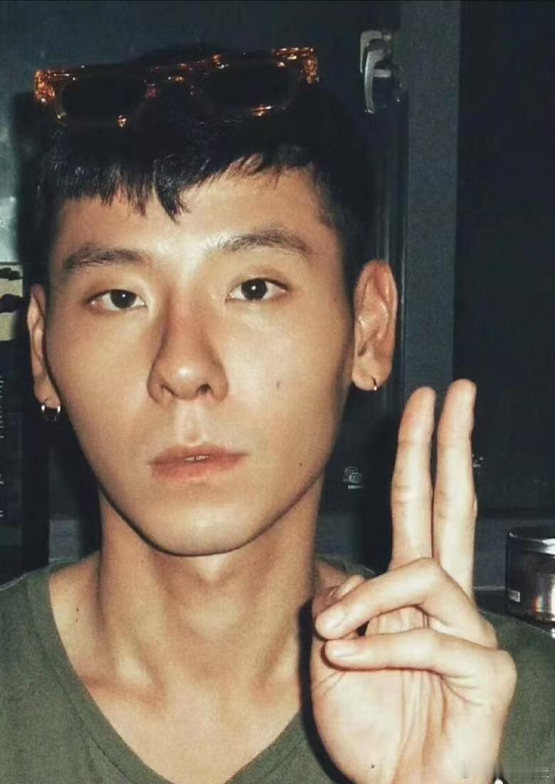 蒋奇明这长相….内鱼真的不流行这种嘛 