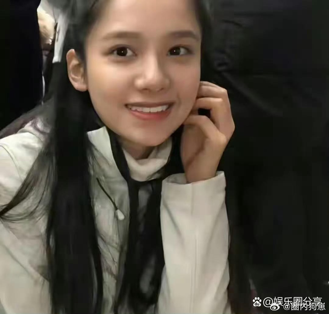 素人时期的张婧仪颜值底子绝佳，气质干净出众，长相自带闪光点，任谁是星探都会一眼看