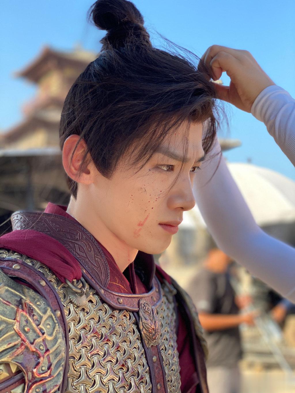 #顾九思战损妆##白敬亭顾九思战损妆#看到这样子的白敬亭已经开始心疼了，这也太符