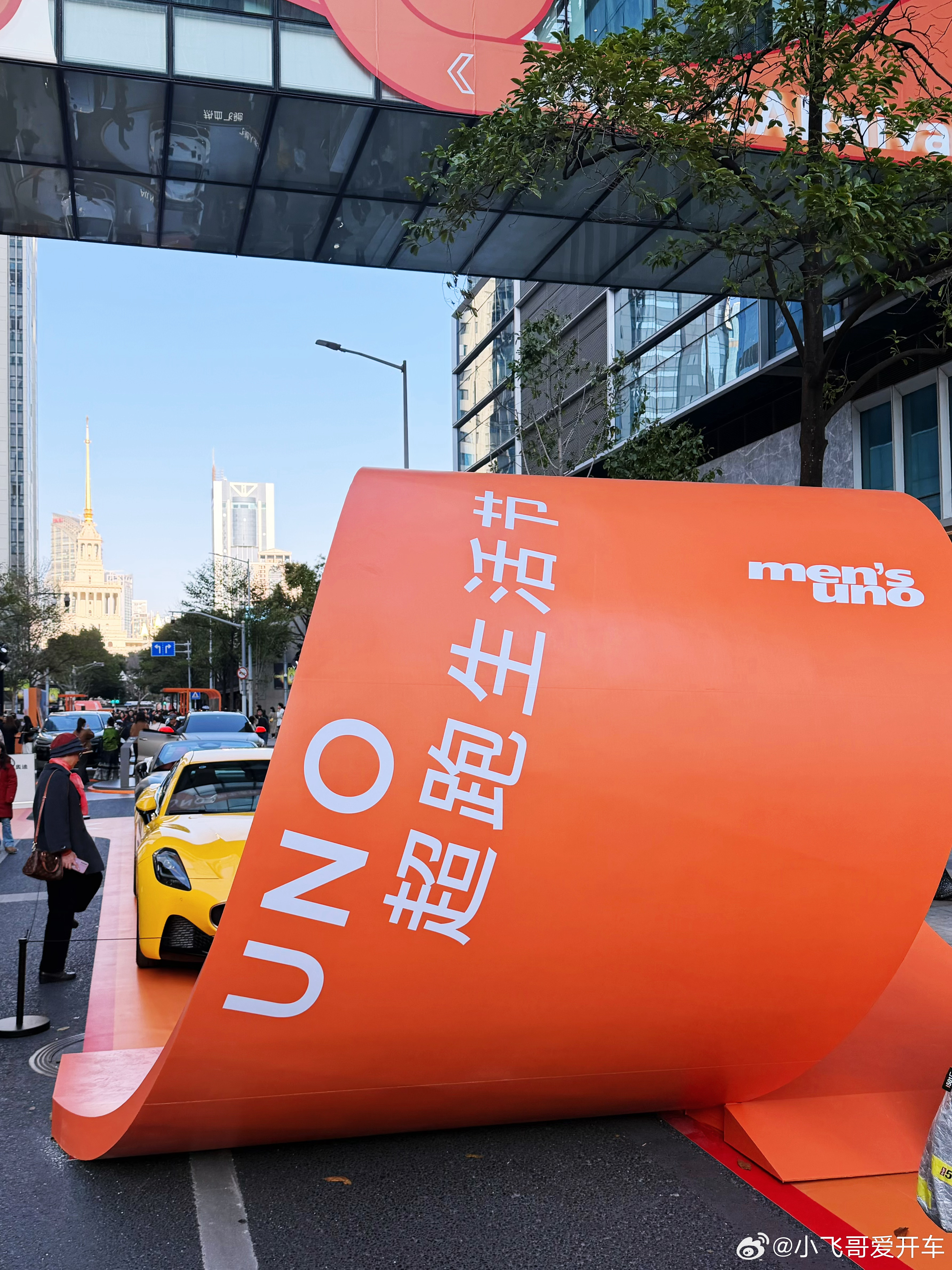 小鹏P7新色亮相UNO超跑生活节正好上海F1，小鹏带着全新配色，一红（星耀红）一