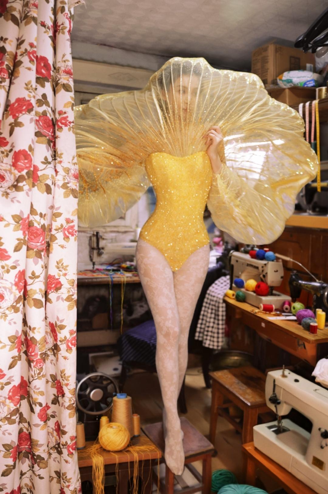 Angelababy杨颖杂志新封面曝光，这套衣服穿的个性十足
按照以往的思路，裙