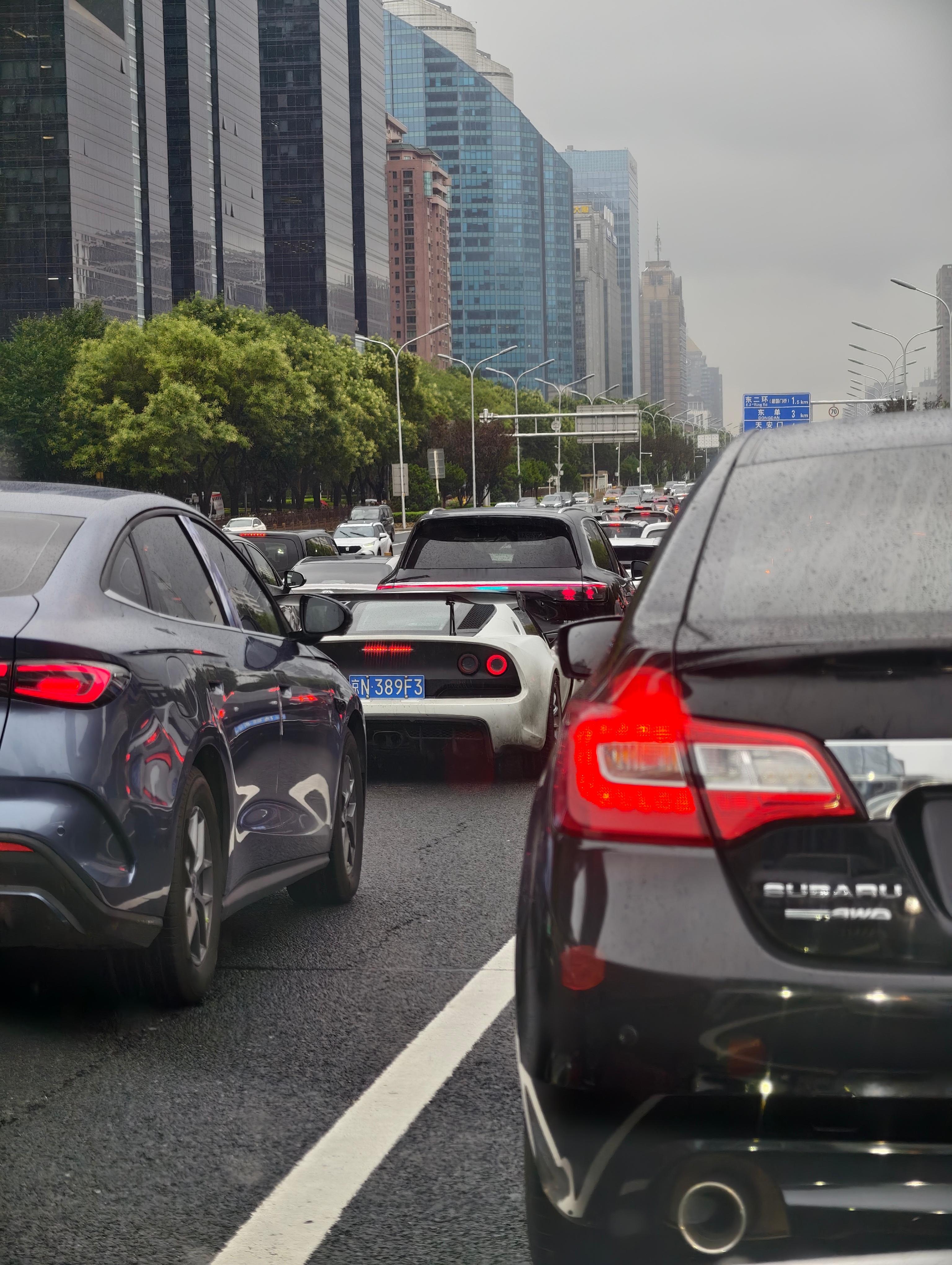 下雨的北京，不会放过任何一个耍帅的人[泪奔]  ​​​