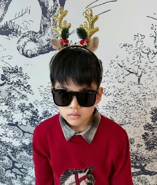 陈妍希9岁儿子正脸照陈妍希在2025年12月25日圣诞节当天，首次在社交平台晒出