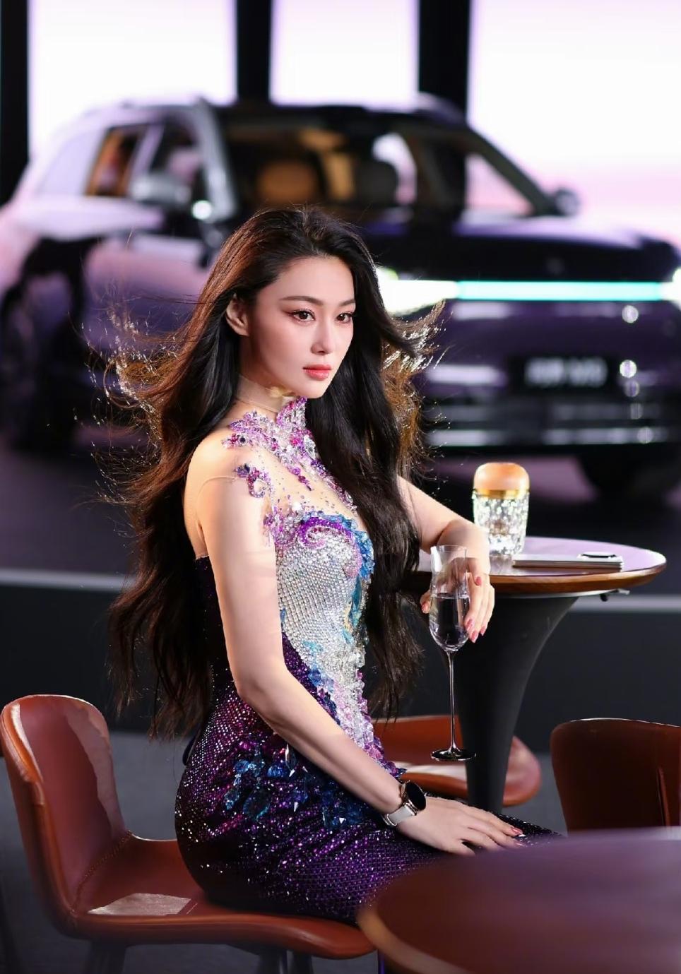 张馨予这身心雨花朵晚礼服真的美到让人挪不开眼，一出场就自带惊艳感，气场又亮又抓人