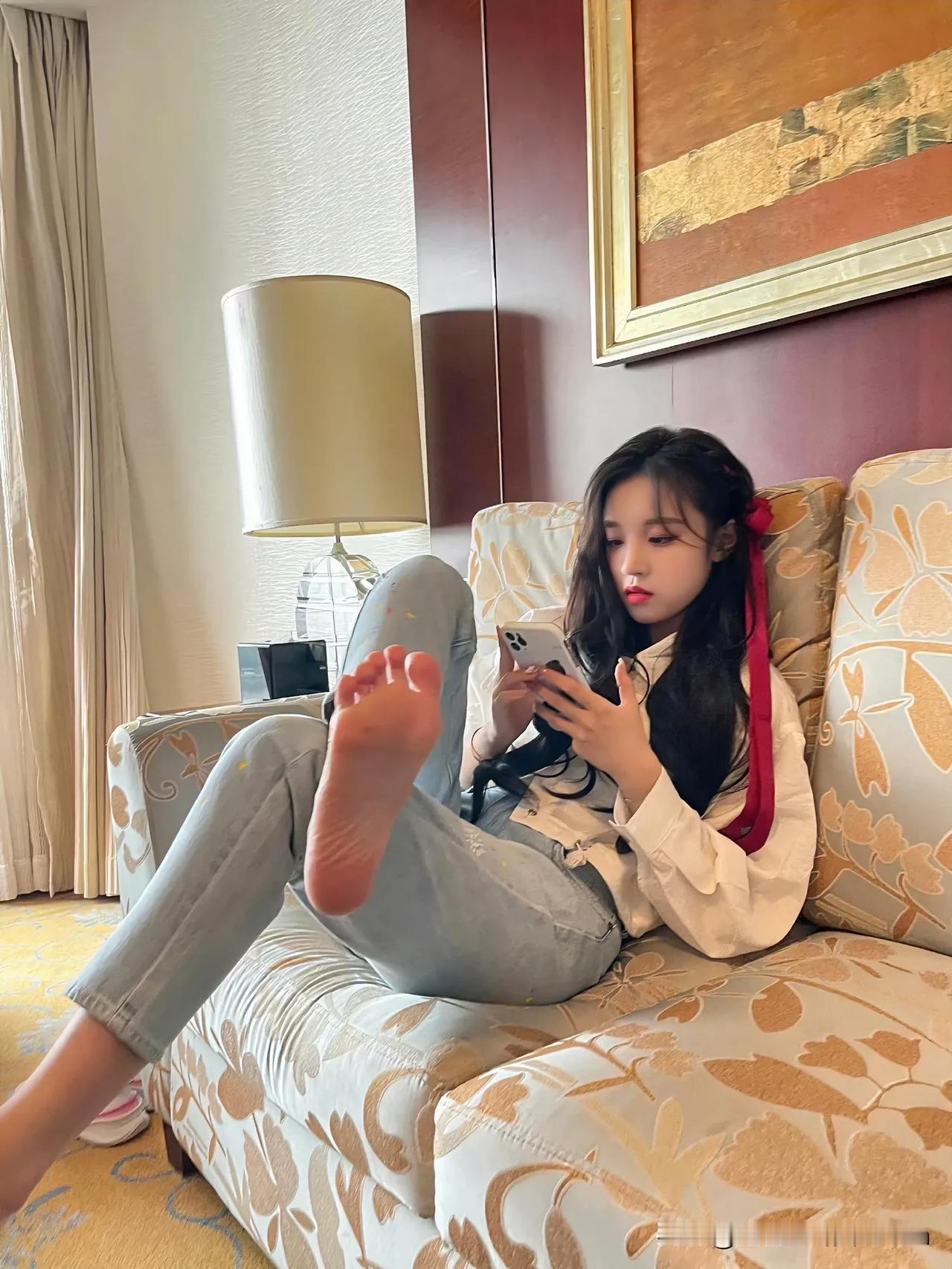 宋雨琦惬意时光，手机相伴，慵懒的姿态，享受生活的美好时光。🌞💤📱