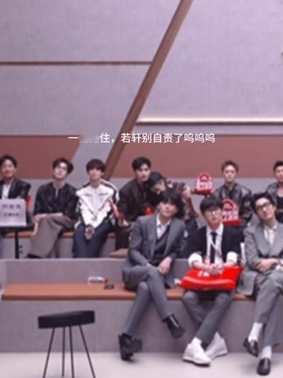 陈若轩被张彬彬抱在怀里安慰陈若轩张彬彬友情浓度谁被披荆斩棘的这一幕戳破防了😭陈