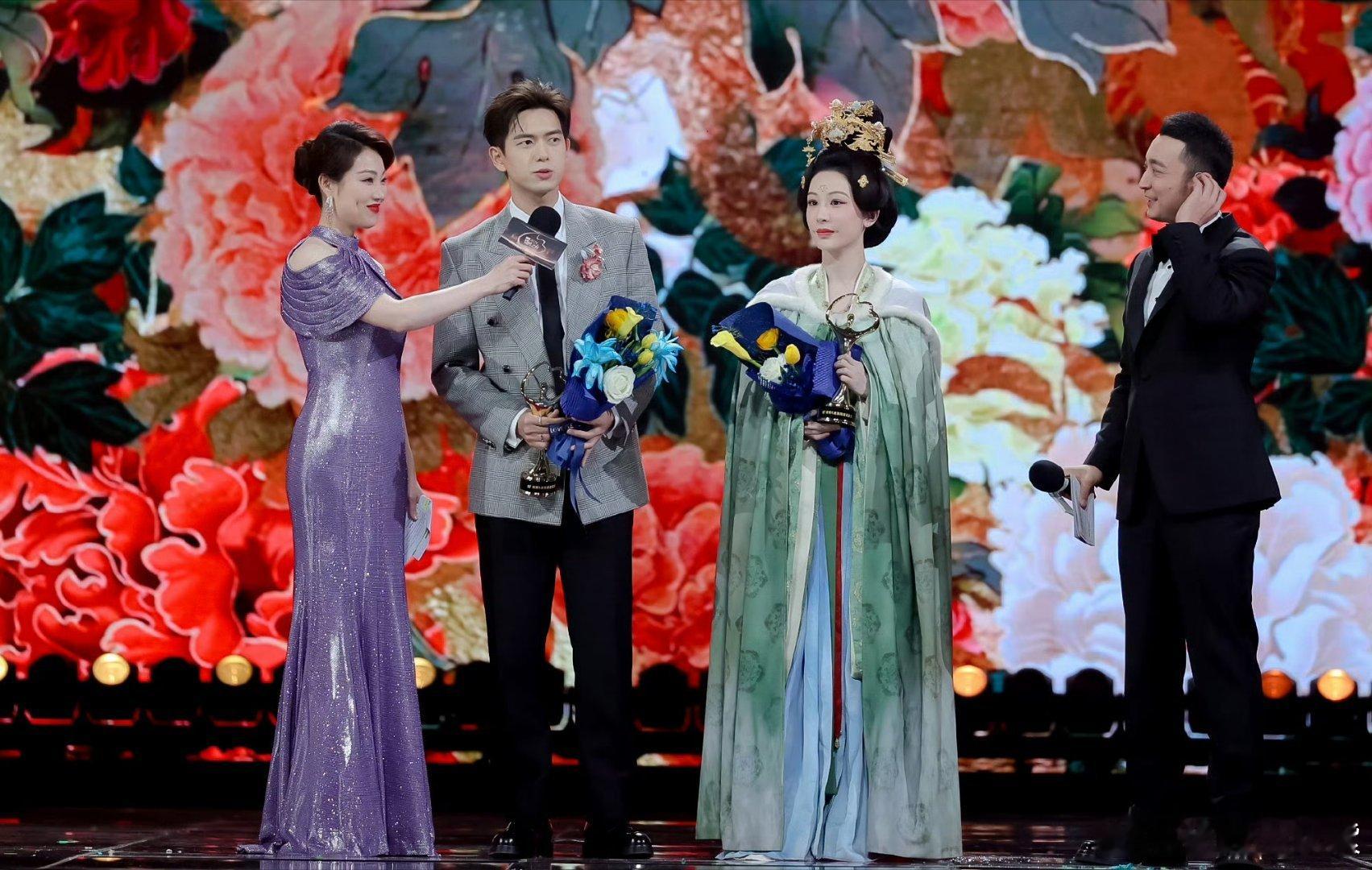 绝了啊！微博之夜是真的用心了啊！给国色芳华的待遇真的好得没边[舔屏]细节都拉满了
