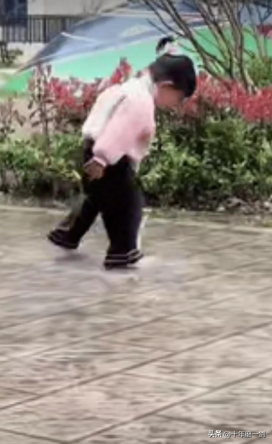 才下过雨，五六岁的孩子就跑到路上去踩水玩开了，看那个样子，玩的不亦乐乎，不顾衣服