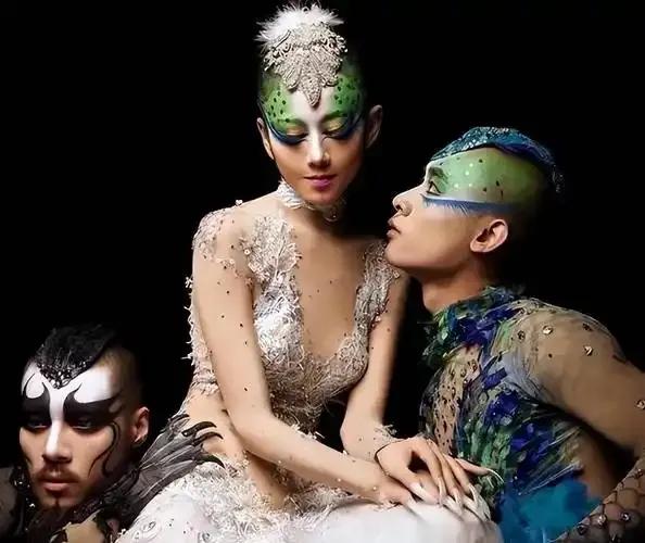 杨丽萍“御用男舞伴”王迪跳楼自杀，这一消息令人痛心且震惊。他在舞台上与杨丽萍配合