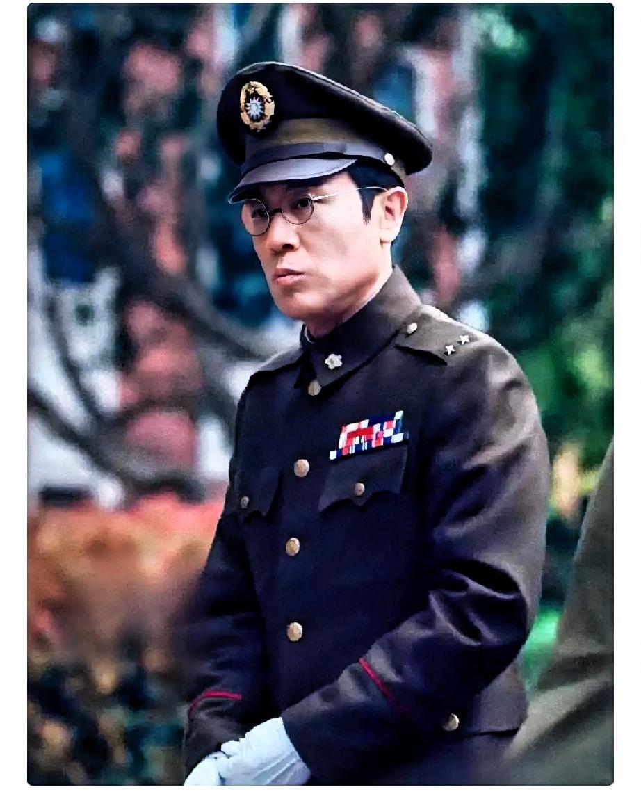 杨亚洲导演曾说，
他拍摄这部《沉默的荣耀》，是为了揭开一段尘封的回忆。以敬畏英雄