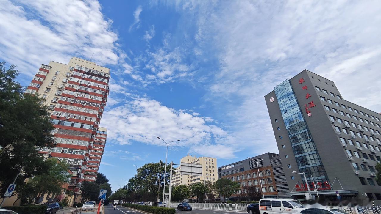 分享几张干净天空的照片这样的天空够干净了吧。这也是北方的天空。不管是抬头还是低头