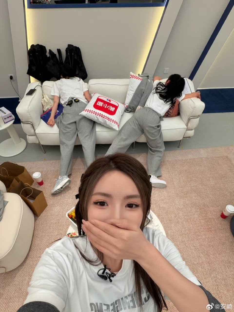 安崎晒安萧鸟合照安崎晒安萧鸟合照了，还是太抽象了哈哈哈哈，更期待我们安萧鸟的一公