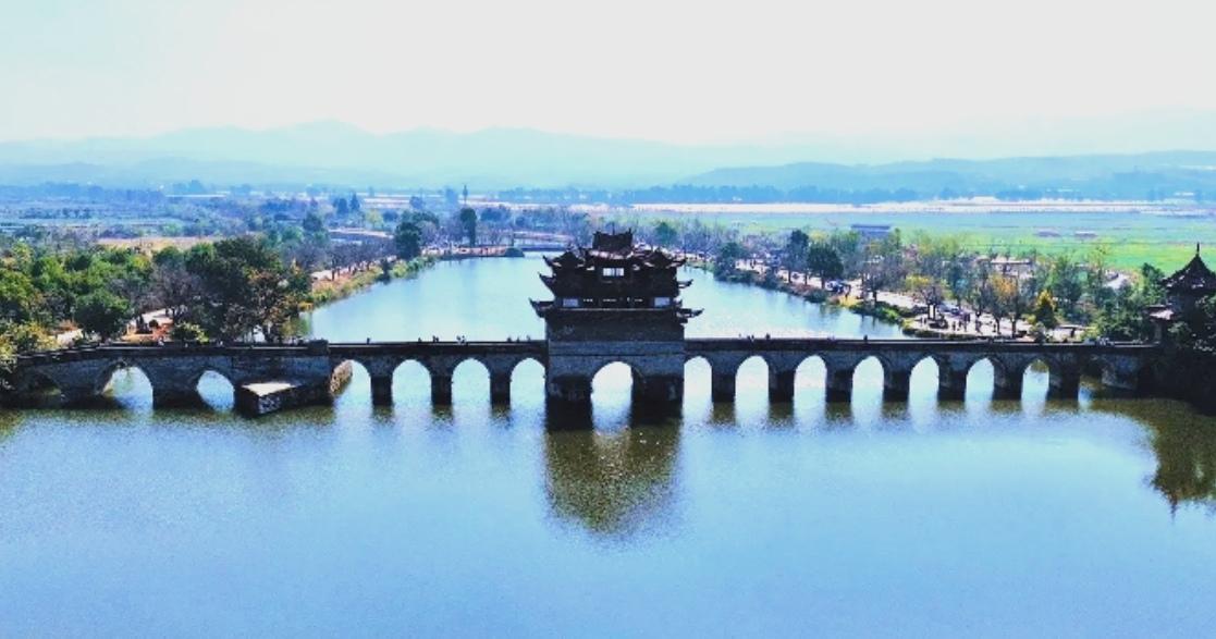 。桥长148米，十七孔相连，青石垒砌，古朴厚重 。中央三层楼阁飞檐翘角，雕梁画栋