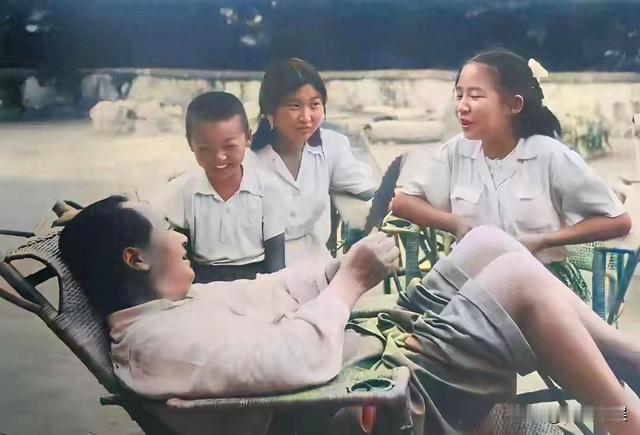 躺椅上的是伟人吗？侧影看不清楚，不敢确定。
如果是伟人，他难得如此宽愉，畅享天伦