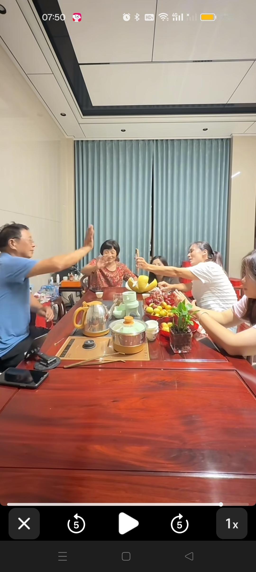 瑾汐陪爸爸妈妈一起过中秋啦！😍
好幸福！有说有笑好开心！




两个哥哥嫂嫂