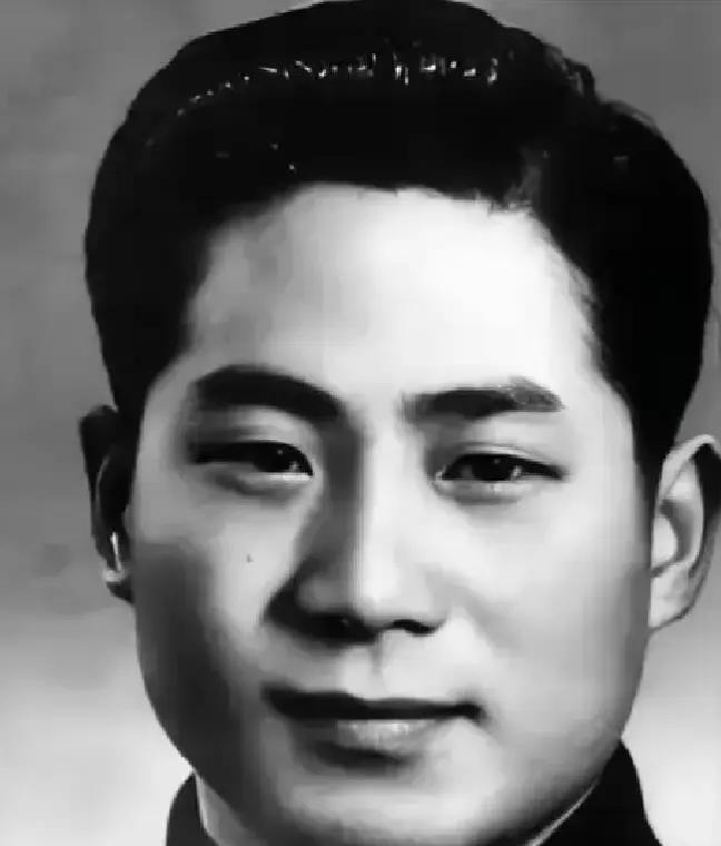 1949年10月，重庆大坪刑场，陈然背插死囚标签，双手反绑。当特务喝令他跪下时，