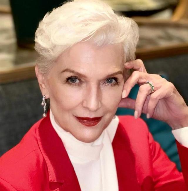 马斯克母亲夸中国基建，马斯克回应True，76岁频来华引热议

突然一条动态刷屏