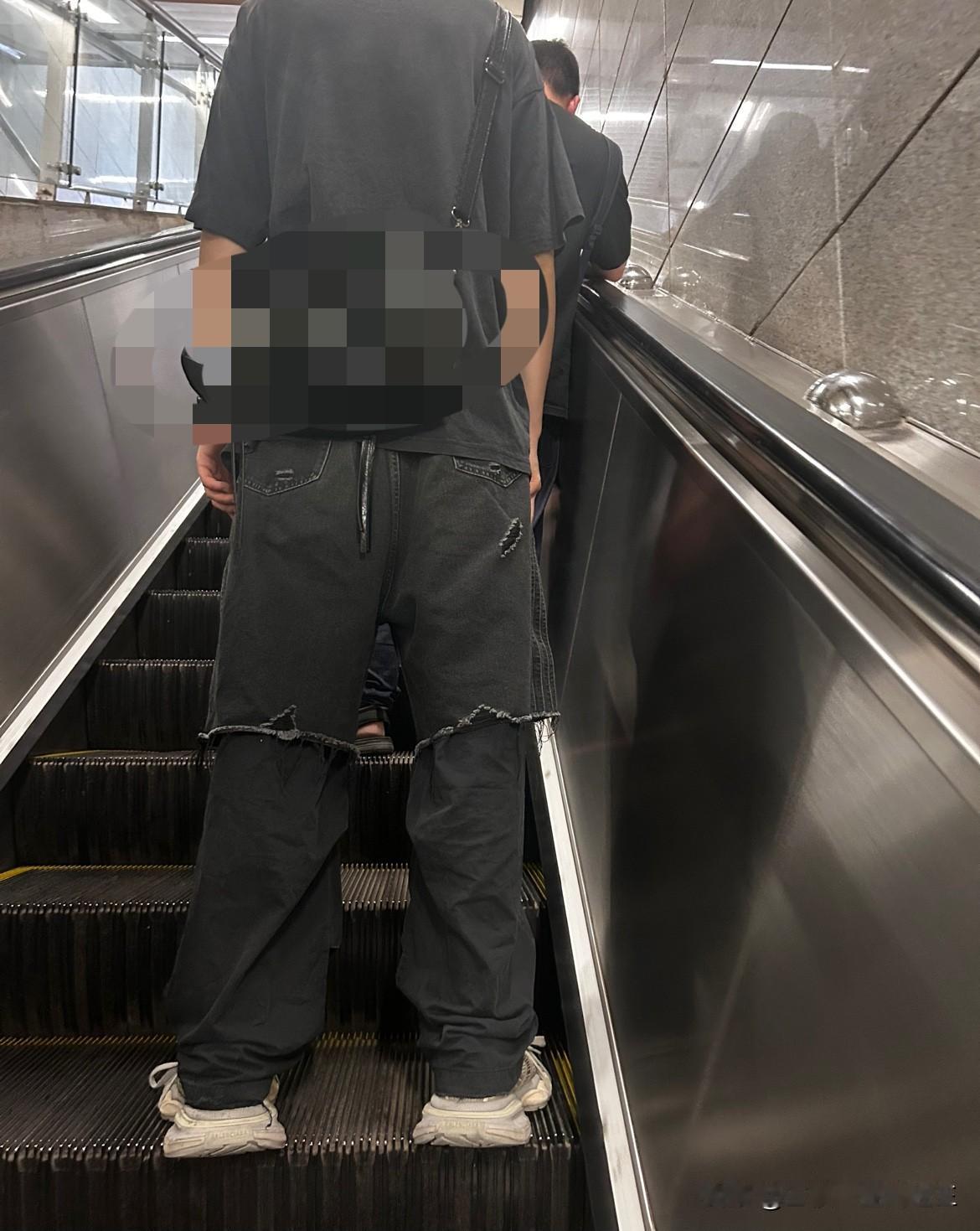 这是什么装扮，长裤套短裤，不懂现在年轻人的品味。长裤穿搭