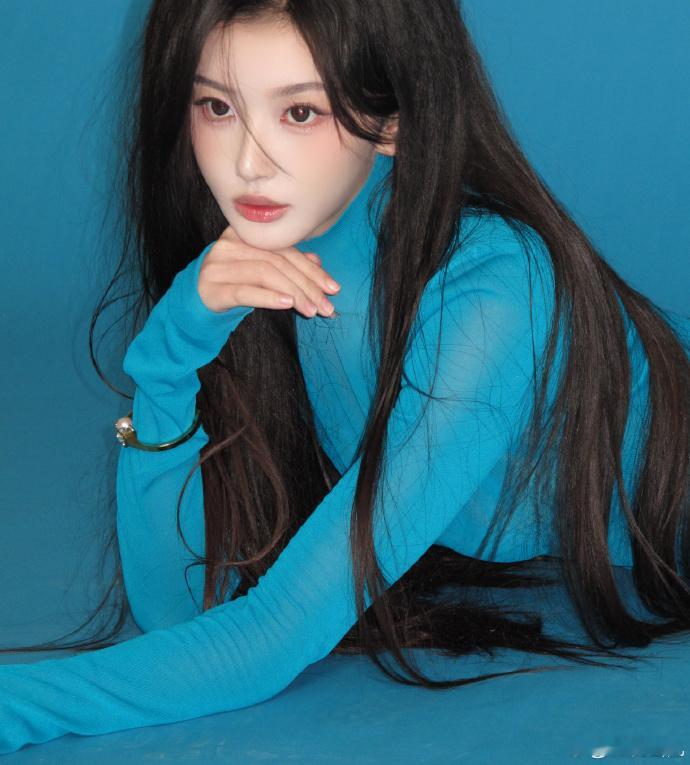 孔雪儿杂志销量孔雪儿生日刊战报孔雪儿生日刊围绕生日主题打造专属影像，造型设计兼顾