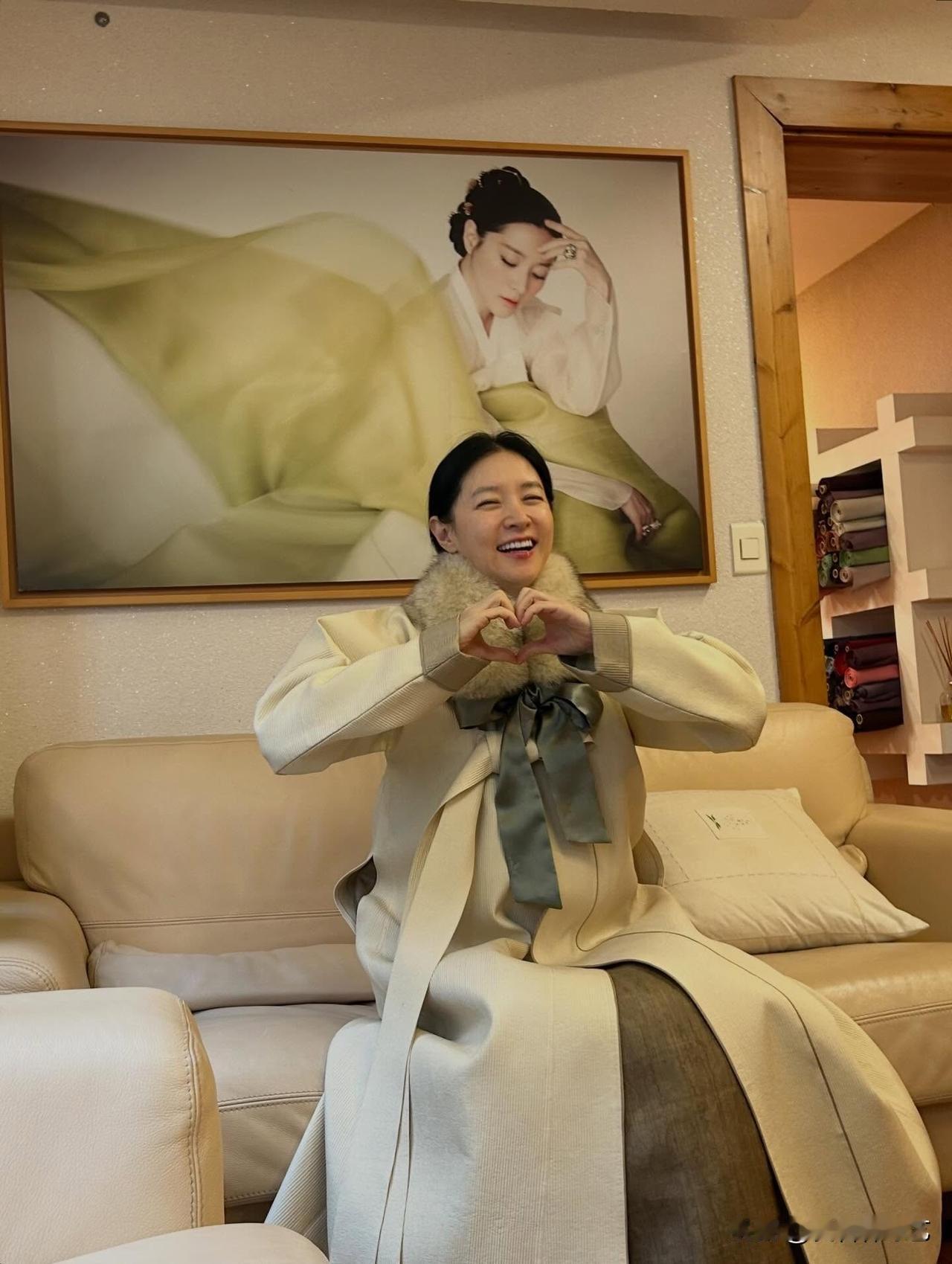 13日，演员李英爱在Instagram上传了多张照片，并写道“新年快乐”。

照