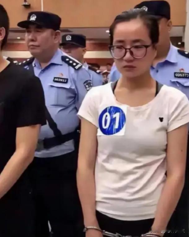 2019年，读硕士的杨春燕，在教室上课时，被警察带走了。带走前，老师问道：“是不