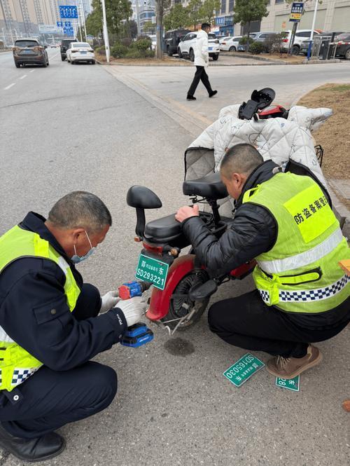 辛苦一个月买的电动车，牌照驾照手续齐全，却被扣了？交警：没扣错
 
作为一名跑外