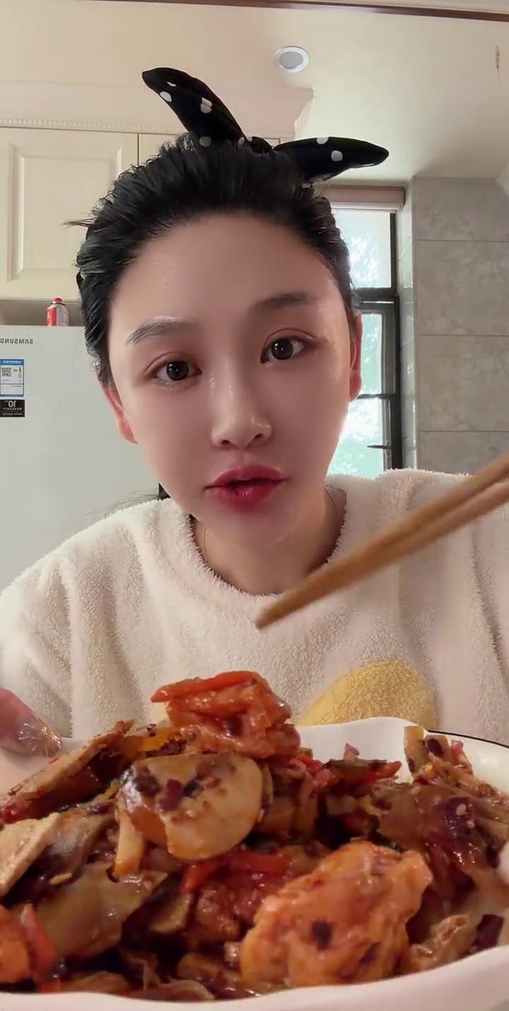 姐妹们，这个是姐妹辣菜，大杂烩什么都有，甜口的很好吃。好调皮，肉酱拌饭，好吃。我