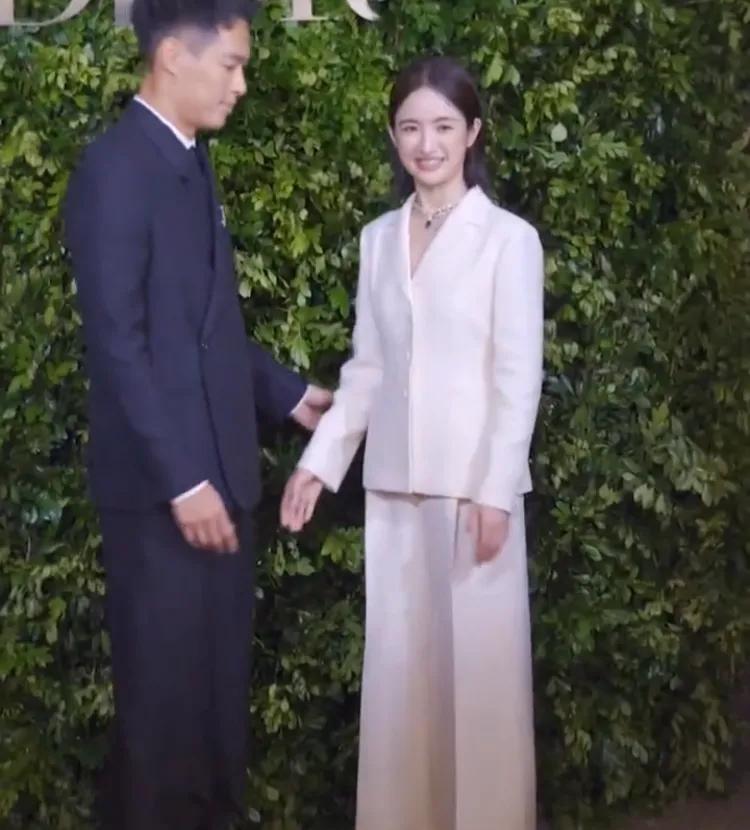 [赞][赞][赞]为什么很多人觉得她不漂亮 我一直都很喜欢他 可爱 漂亮 甜美[