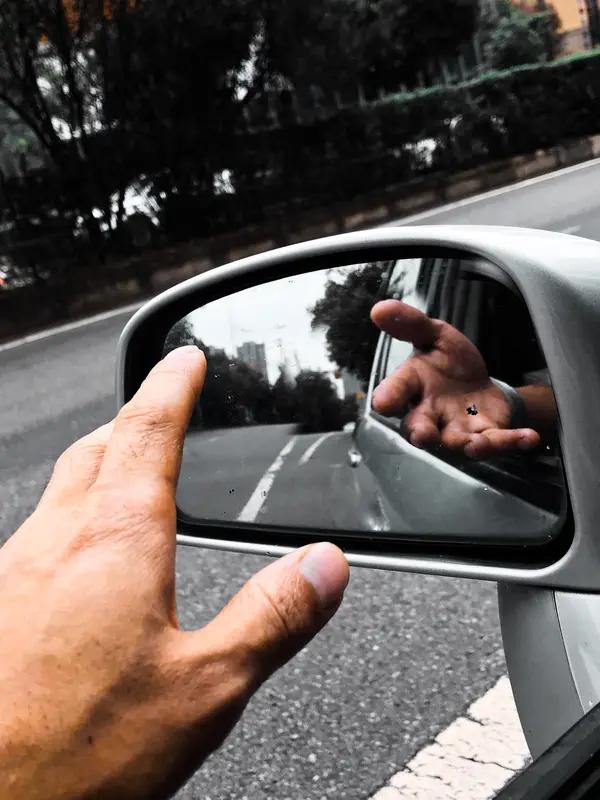 培养孩子，我会选择放手。放手不是不管不顾，而是信任与尊重孩子的成长。
比如在孩子