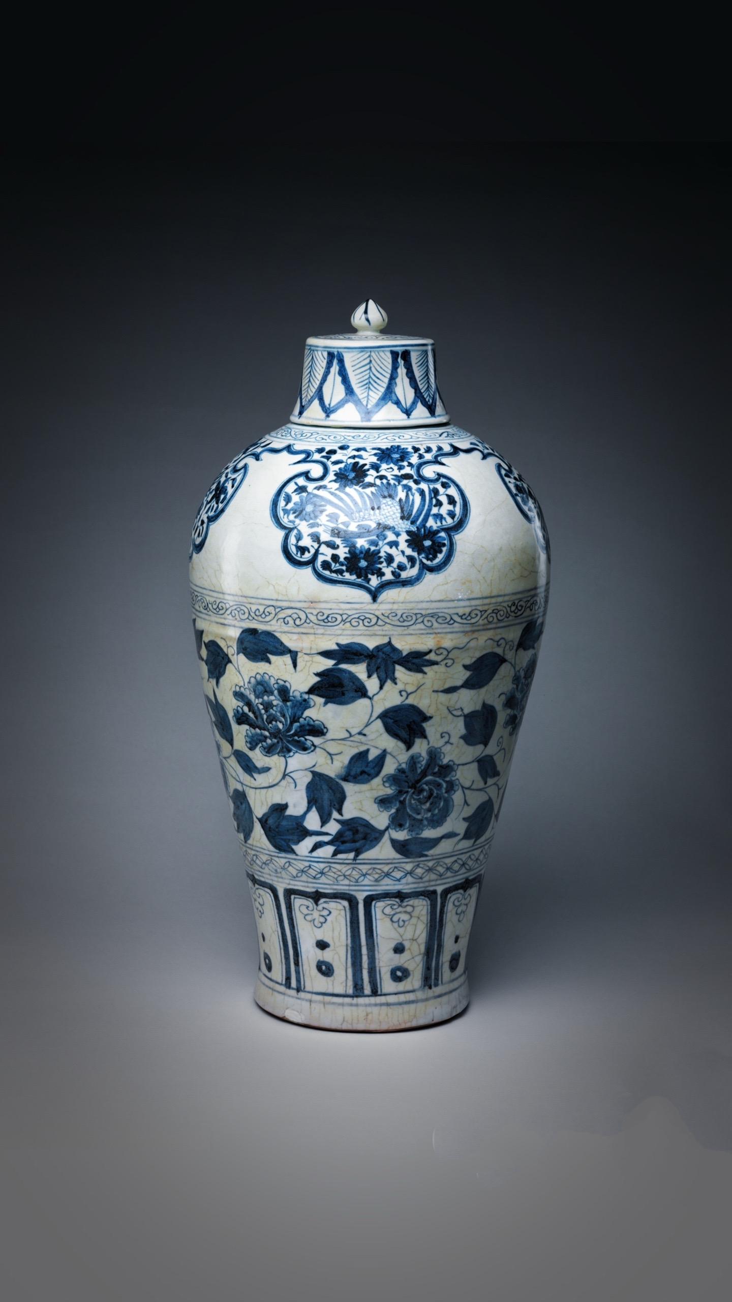 元代·青花牡丹缠枝纹梅瓶。白釉青花一火成，花从釉里透分明——清·龚轼《...