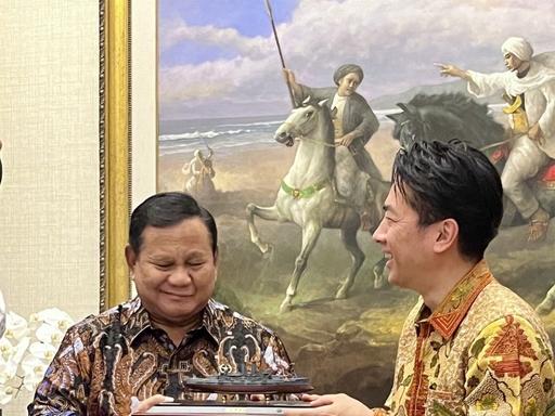 日本防卫相小泉进次郎把“日本帝国海军”的军舰模型递给被日本侵略过的印尼总统！就连