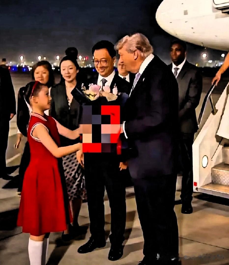 满屏都在夸那个穿红裙子的小姑娘“有福气”，我看了只想笑。

什么天降锦鲤？那种级