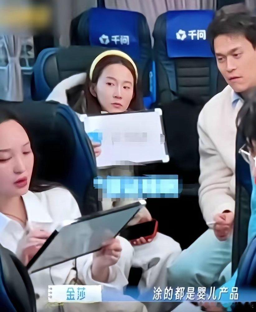 才发现，金莎的“不老神颜”跟护肤品没半毛钱关系。她晚上只用婴儿霜，八点就上床睡觉