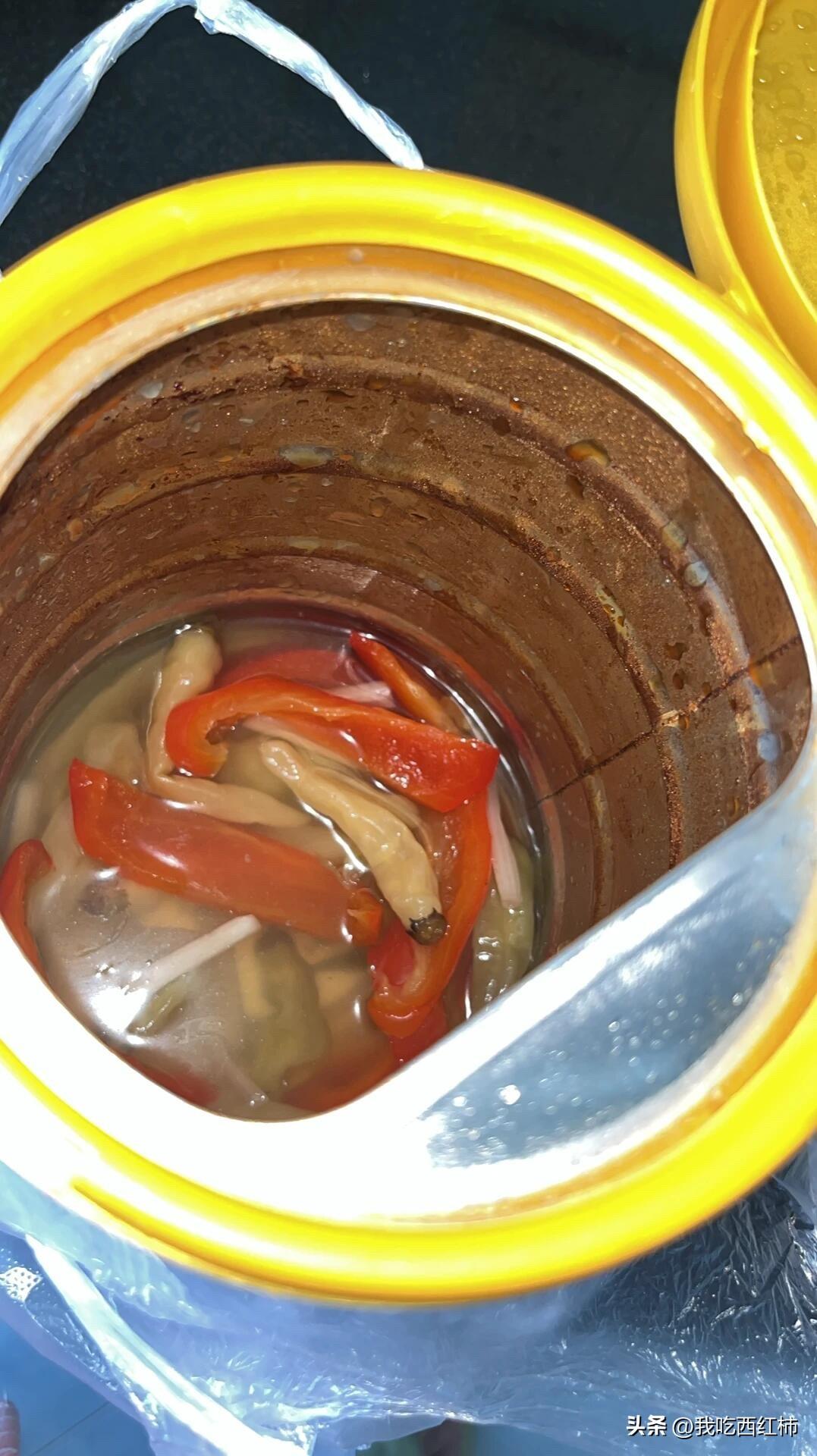 装泡鸡爪的奶粉罐子生锈了，鸡爪还能吃吗
放了大概两天，从老家带回来的，有点舍不得