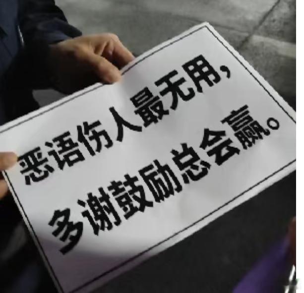 生活，要尽心，也要随心，更要时时开心。亲爱的朋友，祝你今夜好梦～