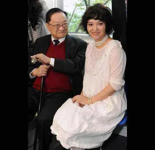 1976年年过半百的金庸找了一个23岁的林乐怡做红颜知己，还跟妻子大言不惭的说自