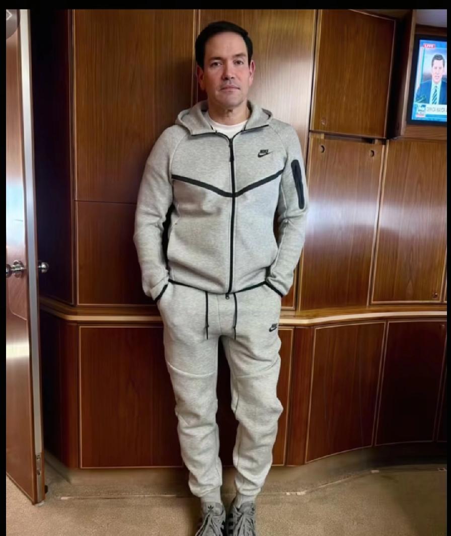 卢比奥登机后衣服，与马杜罗被抓时撞衫了，不能说相似，颜色、款式，只能说简直一模一
