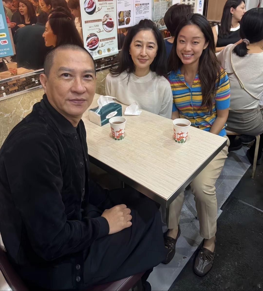 网友吃饭时偶遇张家辉关咏荷夫妇，两人完全没有明星架子，慈眉善目的模样格外亲切，待