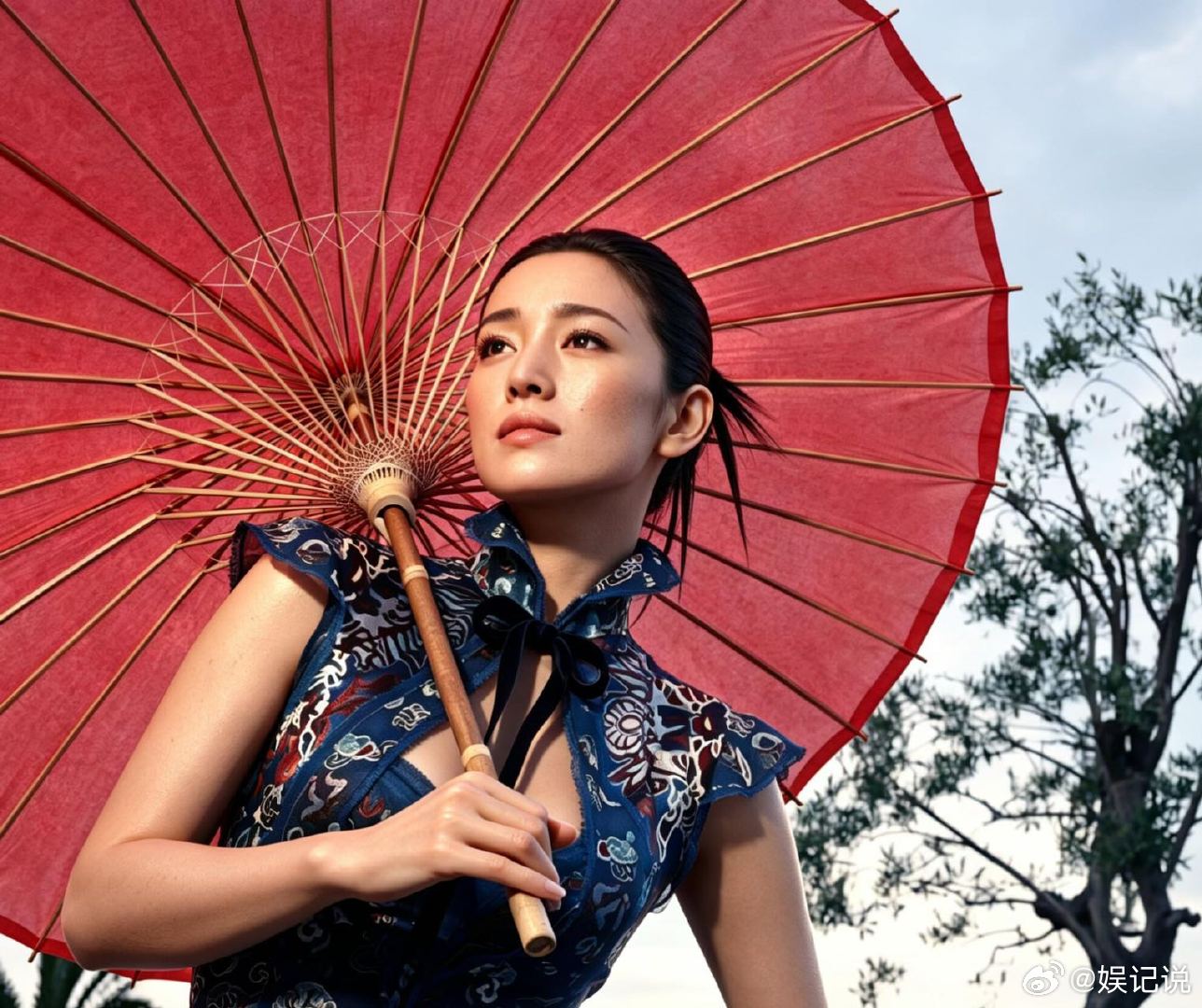 巩俐回应被叫巩皇 鲁豫对话巩俐 鲁豫和巩俐的这段对谈太显格局，面对大家带着崇拜的