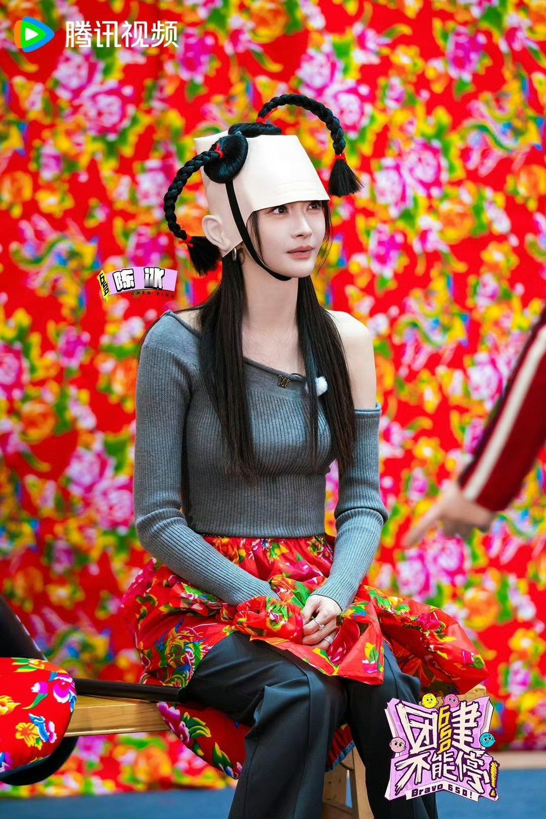 徐志胜仿佛是陈冰的笑点开关 徐志胜歪头一句“你别说”，陈冰笑得前俯后仰。车上徐志