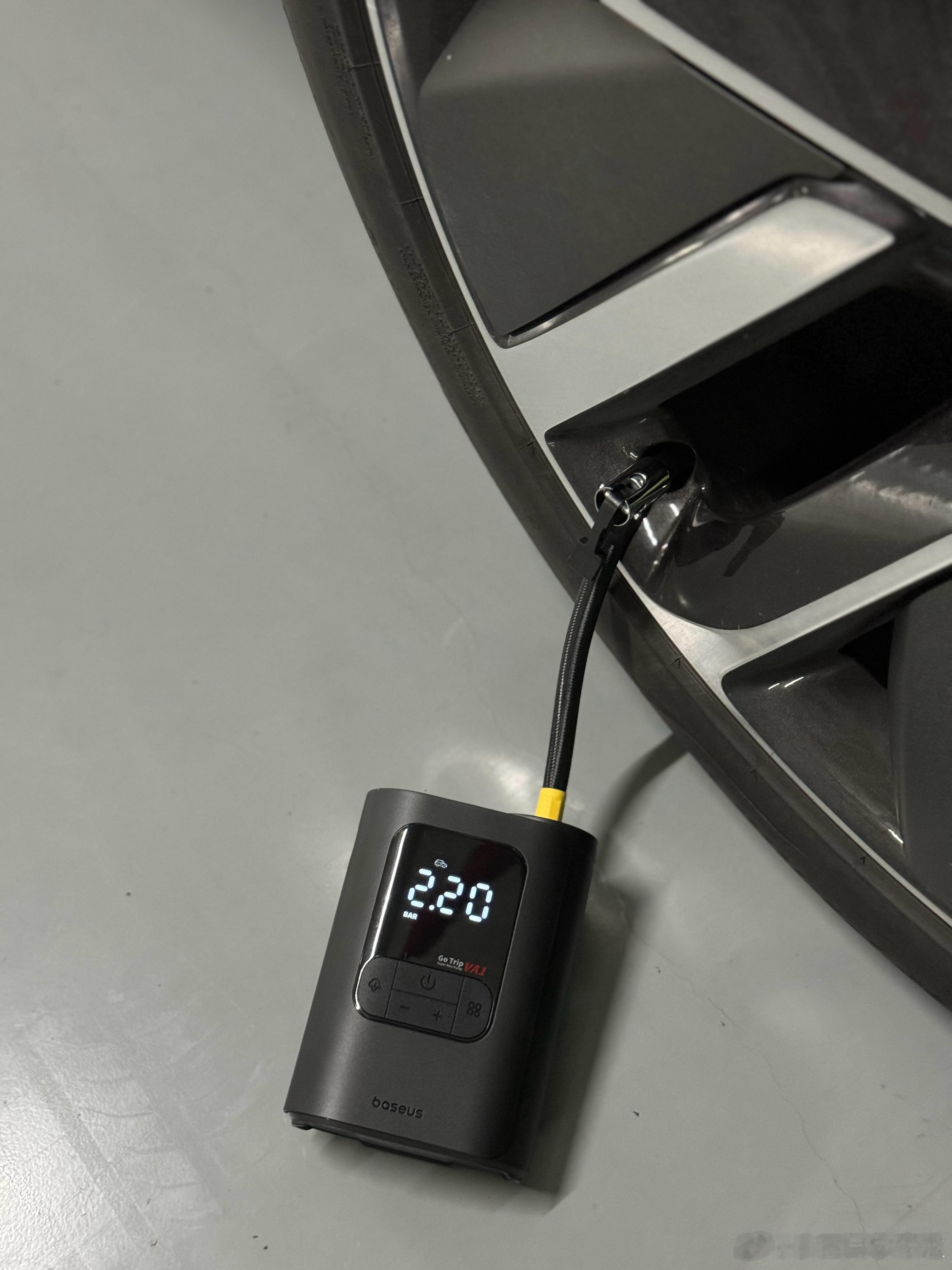 倍思这个充气泵挺好用的，早上借了同事的用了下。拿到的时候还剩 73% 左右的电量