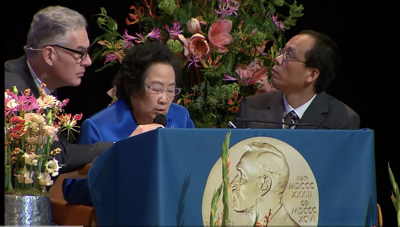 今天我再次回看了 2015 年 12 月 10 日中国女科学家屠呦呦在瑞典斯德哥