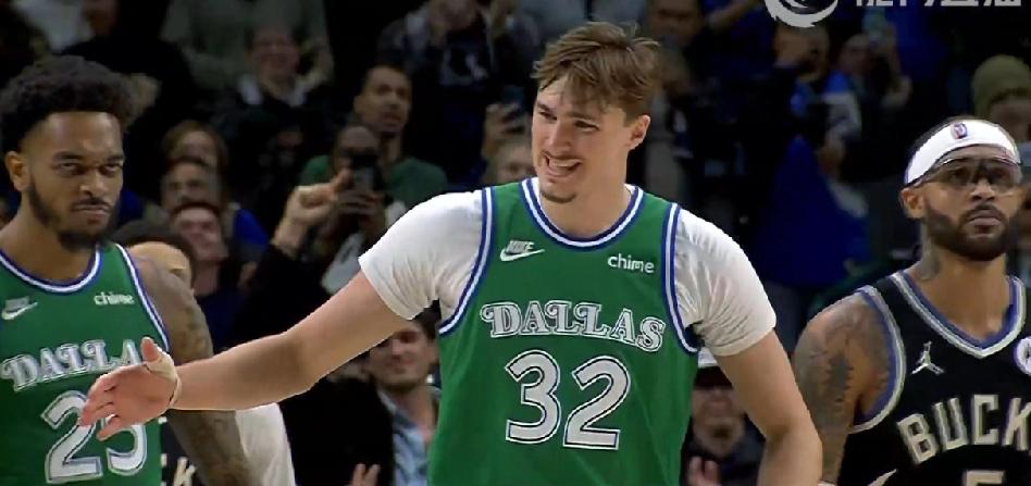 致命一滑！NBA独行侠憾负雄鹿，新科状元弗拉格26分+9板+4助，关键时刻可惜被